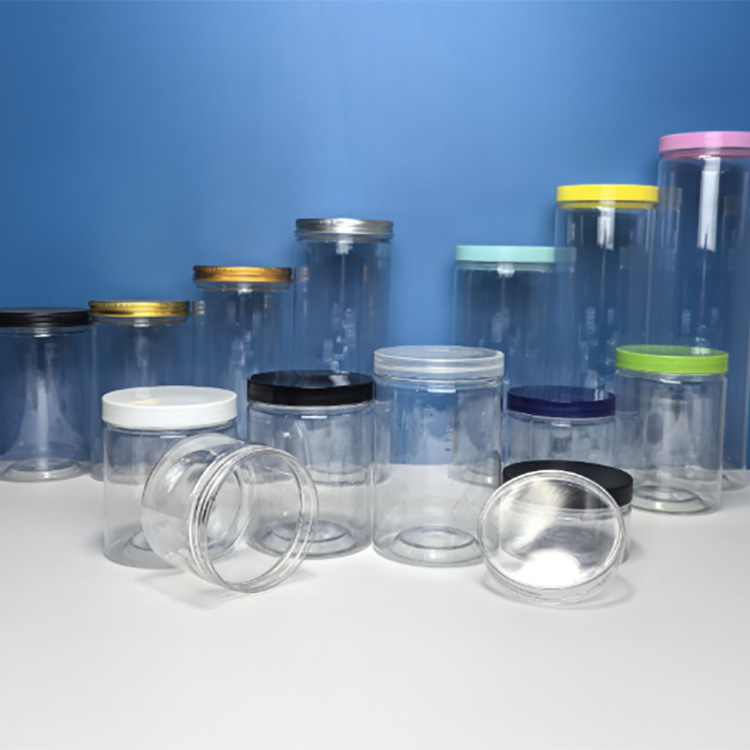 جرة بلاستيكية شفافة